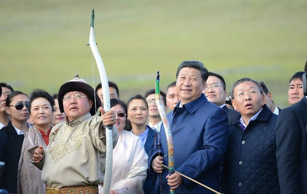 8月22日，国家主席习近平在蒙古国总统额勒贝格道尔吉陪同下前往乌兰巴托市郊观看那达慕。在那达慕现场，习近平与蒙古总统一起拿起弓箭交流箭法，并为比赛优胜者颁奖。（部分图片来自微博）