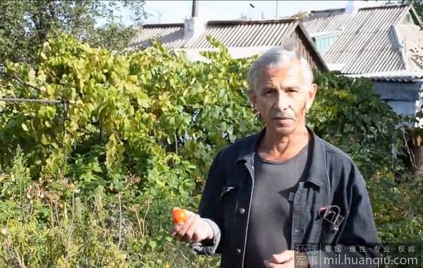 近日，国外网站公布的一段视频显示，一名乌克兰群众在自家后院发现了一枚从天而降的导弹残骸。从外形的一些特征判断，疑似为一枚圆点-U战术导弹。(环球网)