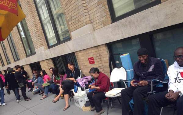 据凤凰科技前方记者报道，在纽约某苹果店，有一半以上排队的人是中国大妈。