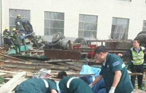 今天早上8点17分左右，河北张家口五一东大街与林园路交叉处发生一起严重车祸。一辆轿车被撞得面目全非，一辆车牌为冀B的挂车完全翻倒，另一辆轿车也受到影响。目前已确定6人受伤、死亡8人。据称，车祸系挂车失控导致。
