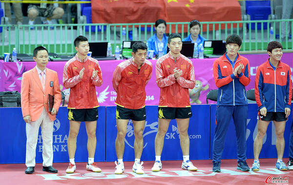 北京时间9月30日15点30分，亚运会乒乓球男团决赛在中国队和韩国队之间展开，第一盘是马龙对阵朱世赫，马龙在第四局遇到了朱世赫的顽强抵抗，耗时61分钟以3-1击败朱世赫，为中国队拿下第一分。第二盘，许昕仅仅耗时19分钟就以3-0击败李廷佑，大比分变成2-0。第三盘，大满贯选手张继科兵不血刃3-0击败韩国归化选手丁祥恩。最终，中国队以3-0击败韩国队，成就亚运会男团的6连冠。