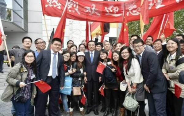 会见驻德使馆工作人员、中资机构、华侨华人和留学生代表并讲话。