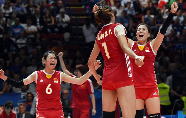 北京时间10月12日凌晨，2014年女排世锦赛第二场半决赛结束，中国队经过四局鏖战，以3-1的比分力克东道主意大利队，四局的比分分别是25-21、25-20、20-25和30-28。中国女排时隔16年再次进入世锦赛的决赛，将与美国队争夺最后的冠军。
