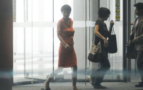 2014年10月20日，上海，马伊琍现身街头，只见她身穿橘色紧身连衣裙、脚踩拖鞋出行，打扮朴素身材惹人注目，途中，助理紧跟她身边帮其拎包，星范十足。图为马伊琍现身。