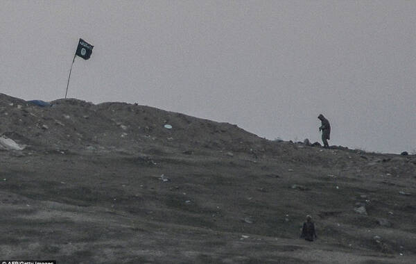 ��ÿ���ʱ���10��23�յ��ص���Ƭ�ϣ�һ������վ������߾���IS�����ԣ���������һ�����ơ���˹��������Ա�������Ӻ�������Ϯ�õ����ĵ��������˲�Զ����ɽ�����Ӽ��̱��ӣ�IS��Ա��ʼ��վ��ԭ�ء�