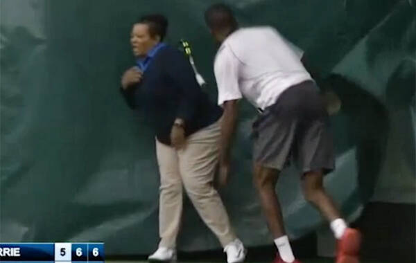 北京时间10月30日消息，美国网球选手达里安-金这周在夏洛特维尔参加一战挑战赛，第二盘抢7丢掉关键的一分后，他使尽全身的力气扔出球拍发泄不满。不幸的是他扔出的球拍弹出后不小心砸到了旁边女线审的后背，这位倒霉的女线审随即就瘫倒在球场。而且在砸伤裁判后，金并没有立即去关心裁判的伤情，而是一副无关紧要的表情，最终他因为违体犯规而被取消了参赛的资格。