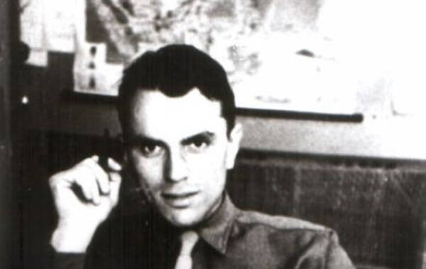 李敦白是中国共产党早期历史上唯一的外籍党员，他和毛泽东、周恩来、朱德等很多中央高层领导人物都有过密切接触，也亲历了很多重大历史事件，是“跻身核心圈的独一无二的老外”。 1.李敦白（Sidney Rittenberg），1921年出生于美国北卡罗莱纳州的一个名门望族，太平洋战争爆发后被调到斯坦福大学陆军语言学校学习中文，开启了长达35年的中国生涯。在延安结识了中共众多高层后，他提出入党申请，经过中央书记处五大书记的直接批准，李敦白成为当时惟一的外籍共产党员。