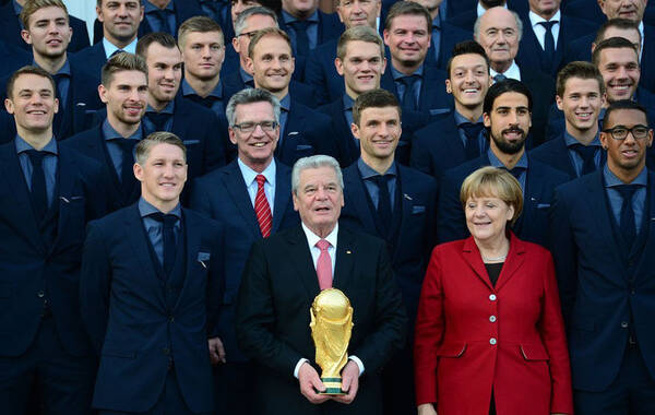 2014年11月10日，柏林，德国世界杯夺冠纪录片首映典礼，德总理默克尔为众球员颁发银月桂叶奖。