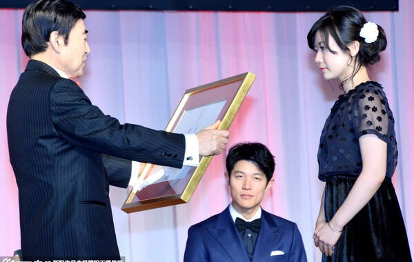 11月27日，日本“第43届最佳着装奖”27日在东京举行颁奖仪式，福原爱获得了最佳着装奖，在颁奖仪式上，她特意身着一身黑色透视装连衣裙亮相，想要展现自己成熟的一面。