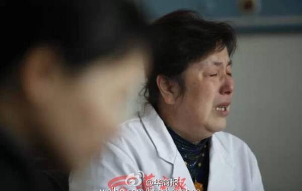 12月22日上午，在西安凤城医院，华商报记者见到了手术室自拍事件的主人公之一--手足显微外科主任郑晓菊，她详细介绍了当时的情景。那天是8月15日手术室的最后一台手术，一位40多岁农民工，腿部严重受伤，难度很高，手术没吃没喝7小时，终于为患者保住了左腿，心情很激动，也为告别这个手术室，所以拍照留念。