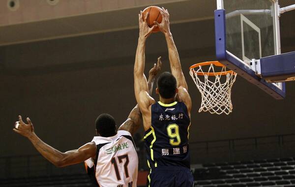 凤凰体育讯 北京时间1月2日，CBA常规赛继续进行，广东客场对阵重庆。广东第一节就确立了两位数的领先优势，最终以116-102击败重庆，广东也取得了16连胜。图为易建联扣篮。