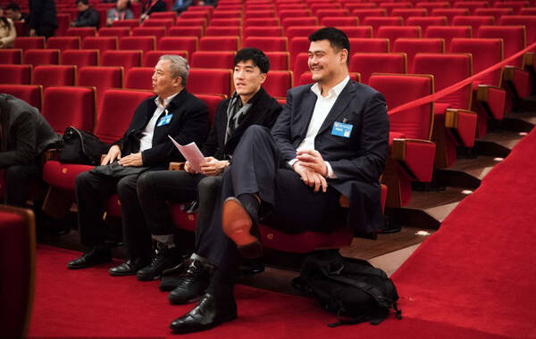 1月24日上午，政协上海市第十二届委员会第三次会议举行开幕会议。全国政协委员姚明和刘翔列席会议，听取上海政协工作报告。