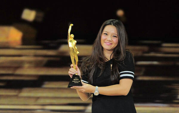 2015年2月1日，北京，2014体坛风云人物颁奖典礼。李娜斩获李娜获评委会大奖    和最佳女运动员两项大奖，成最大赢家。