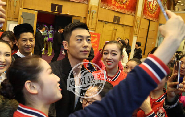 2015年2月14日，北京，2015央视羊年春晚彩排，歌手邓紫棋、羽泉、朱亚文、凤凰传奇、筷子兄弟等现身。	