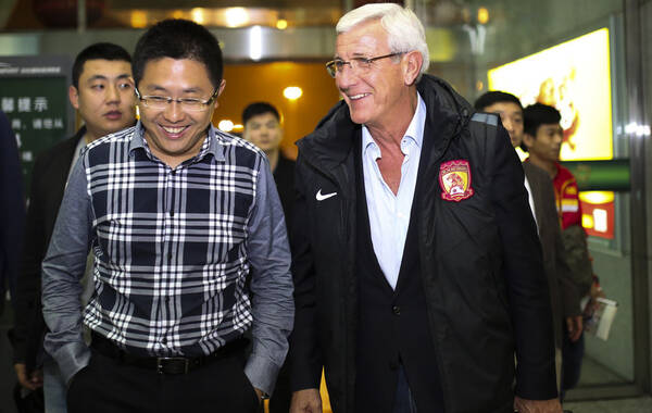 2015年02月28日，广东省广州市，广州恒大主教练里皮辞职后乘机回国，俱乐部董事长刘永灼机场送行。