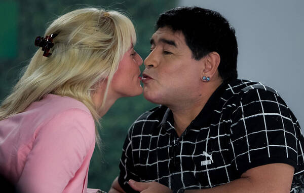 当地时间2015年2月28日，委内瑞拉加拉加斯，整容后马拉多纳出席电视节目，与女友大秀恩爱甜蜜热吻毫不避嫌。