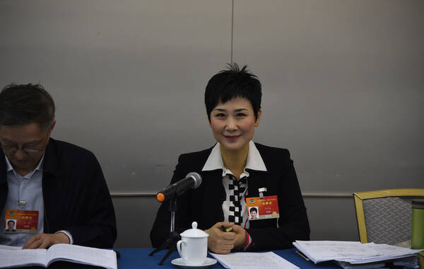 2015年3月8日，中国北京，2015年全国两会在北京举行。全国政协委员、中国电力国际有限公司党组书记、董事长李小琳参加经济界别小组讨论。   