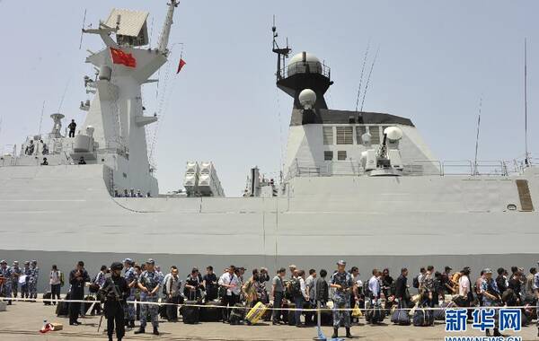 记者30日从国防部新闻事务局获悉，鉴于也门安全形势严重恶化，为保护中国公民生命财产安全，根据中国政府统一部署，在亚丁湾、索马里海域执行护航任务的海军舰艇编队于29日赶赴也门，执行撤离中国在也人员任务。图为中国公民排队等候登舰。