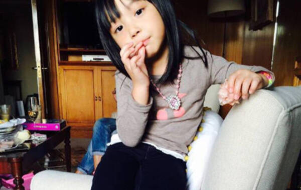 小小燕子!赵薇<em>5岁女儿</em>低眉浅笑 神似老妈(图)|赵