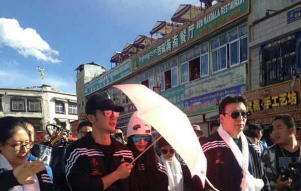 昨日（5月31日），李晨、范冰冰前后脚到达西藏，终于二人在酒店同框了。据悉，二人甜蜜同行，还同撑着一把伞，女方一路低头但脸上带笑。据悉，两人同时出现在雪域高原，是为范冰冰“爱里的心”慈善项目而现身，这也是两人公布恋情后首次合体亮相。