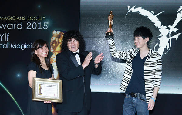 凤凰娱乐讯（采写/二萌）6月23日，YIF成为继刘谦之后，再度获得梅林奖的华人魔术师，他表示接下来的计划是拍摄魔术师的纪录片，或是投身公益，用魔术去帮助他人。图为YIF领奖。