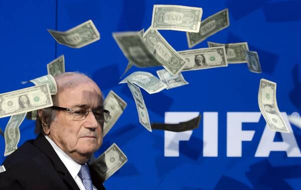 2015年7月20日，瑞士苏黎世，FIFA召开新闻发布会，抗议者扔钞票讽刺布拉特。