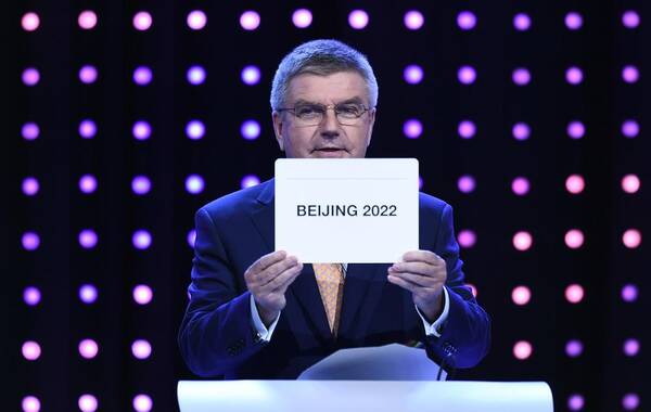 北京时间7月31日下午，国际奥委会第128次全会在吉隆坡举行，投票选出2022年冬奥会举办城市，经过85位国际奥委会委员的投票，国际奥委会主席巴赫正式宣布：北京张家口获得2022年冬奥会举办权。北京也将成为历史上第一个既举办夏季奥运会，又举办冬季奥运会的城市；中国也将成为世界上第一个举办过夏季奥运会、冬季奥运会、残奥会以及青年奥运会的国家，称为奥运全满贯举办。