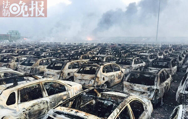 2015年8月13日，天津港雷诺汽车仓储场，大量汽车被烧毁。据仓储场的工作人员称，现场有六千多辆汽车，六分之一左右已被烧毁，消防还在持续灭火中。