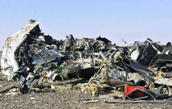 莫斯科时间10月31日中午11点，俄罗斯航空委员会确定，从埃及沙姆沙伊赫执飞圣彼得堡空客321在埃及西奈半岛坠毁，机上有224人全部遇难。图为坠毁现场，共有192名成年人、25位儿童、7名乘员遇难。