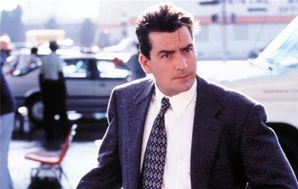 11月16日，据《每日邮报》报道，好莱坞近日盛传的某罹患艾滋病的著名男星终于浮出水面，他就是曾获得“金球奖”的男星查理-辛，这位曾被广大网友誉为“美国第一贱男”的男星可谓是名副其实，因为他不仅吸毒成瘾而且嗜性成瘾。3段婚姻皆因家暴告终，查理与无数AV女星纠缠不清。如今混乱的私生活断送了他的健康，他似乎也放弃了自己，终日沉迷在毒品与女人之间，就如友人描述“他骨瘦如柴，脸色苍白，见不得阳光”。图为查理-辛昔日剧照。