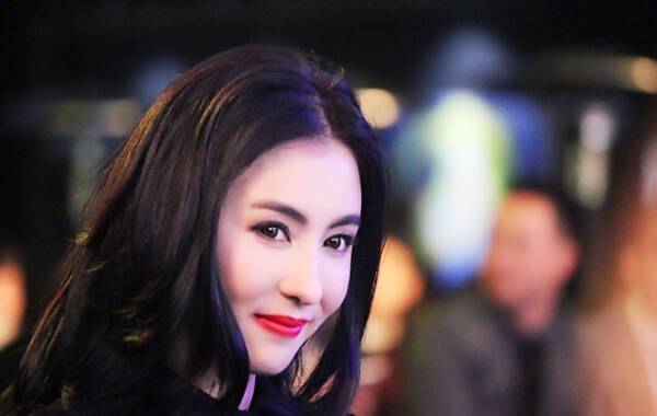昨晚（11月30日），张柏芝官方后援会发布了一组照片，照片上的张柏芝涂着红唇，时而微笑时而卖萌，网友纷纷留言：“真的好美”。