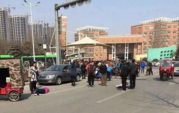2016年2月29日中午，河南南阳发生重大交通事故，建设东路一高对面，白色比亚迪汽车连撞8名学生逃逸，目前，司机已被抓。