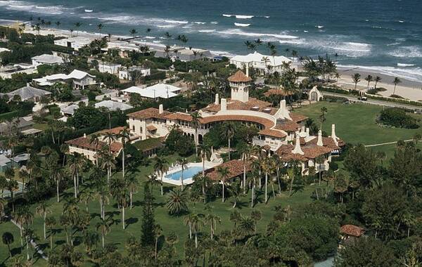 佛罗里达州棕榈滩的唐纳德·J·特朗普(Donald j. trump)的私人宅邸，一切似乎都闪耀着光芒。长期担任特朗普管家的安东尼·塞内卡尔(anthony senecal)在谈起房子的主人、共和党总统候选人特朗普时说，“一眼就能看出国王在不在这里”。