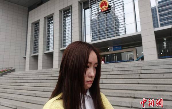 3月22日，得知二审宣判结果的周岩抱着判决书一言不发走出法庭。当日，备受社会关注的“合肥少女毁容案”在安徽省合肥市中级人民法院二审宣判，陶某某赔偿周岩医疗费、残疾赔偿金、精神赔偿抚慰金等共计1804993.7元。据合肥市中院的判决书显示，周岩与陶某某为同学关系，两人在交往过程中发生矛盾，陶某某遂产生报复心理。2011年9月17日18时许，陶某某打火机油泼洒在周岩面部及身上并点燃，周岩随即被送往医院救治。中新社记者 张娅子 摄