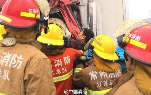 4月2日13时，常州市公安消防支队接到沪宁高速上海方向152公里处多车相撞的报警后，立即调派3个消防中队9台消防车44名消防员赶赴现场救援。经查，现场共有56辆车追尾、21人被困。消防员到场后，立即利用专业装备展开施救。目前，救援已结束，21名被困人员全部救出，送医院救治。