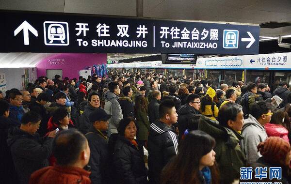 北京地铁新线开通“满月”，一个月时间不算长，但很多居住在北京的人生活已经因为地铁而发生了变化。北京市发改委数据显示，截至1月18日全市16条轨道交通的客流已达到885万人次。其中，地铁9号线客运量增长4倍，10号线已经超过1号线、2号线，成为全市客运量最大的地铁线路。6号线虽然刚刚开通，但分流效果已经显现，地铁1号线、八通线客运量已分别降低12%、10%，拥挤程度有所缓解。