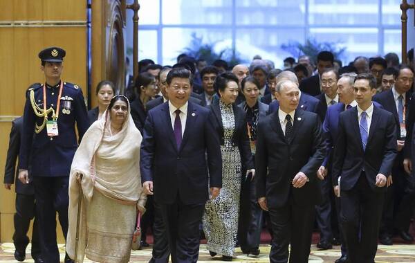  5月20日，国家主席习近平在上海国际会议中心举行宴会，代表中国政府和人民，欢迎前来出席亚洲相互协作与信任措施会议第四次峰会的各国贵宾。这是习近平和彭丽媛同各国贵宾一起步入宴会厅。新华社记者 兰红光 摄