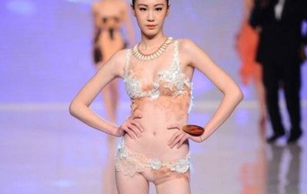 2013年12月26日，北京，第13届中国职业时装模特选拔大赛总决赛。选手性感演绎轻薄透视内衣秀。