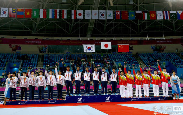 2014年9月21日，韩国仁川，2014亚运会体操男团决赛，中国队和日本队被分在不同的小组，中国队在下午场比赛，日本和韩国在晚场。最终日本总成绩353.775分拿到冠军，韩国总成绩350.375分拿到第银牌，中国队以总成绩350.300分拿到铜牌。这也是中国队40年来首次丢掉冠军，无缘11连冠伟业。