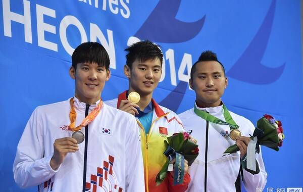 2014年9月25日，韩国仁川，2014亚运会游泳男子100米自由泳决赛中，中国选手宁泽涛打破亚洲纪录并夺得冠军，成绩是47秒70。韩国名将朴泰桓获得亚军，成绩是48秒75，日本选手盐埔慎理名列第三获得铜牌。