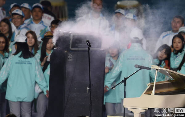 2014年10月4日，韩国仁川，2014年仁川亚运会闭幕式盛大举行，现场音响出现故障冒烟。 