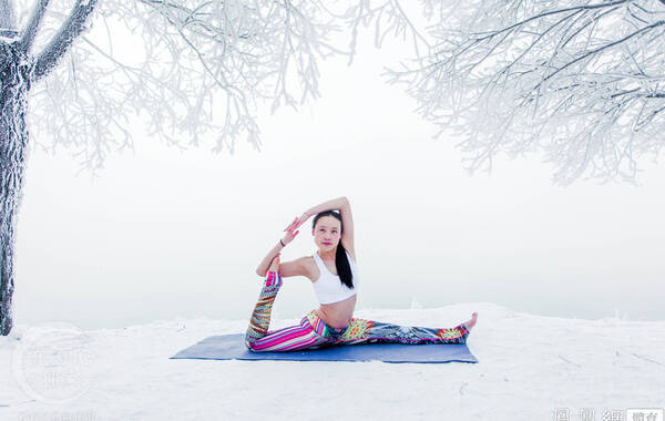 2014年12月17日，吉林省吉林市，在将近零下30度的气温，魅力的松花江边，一棵精美绝伦的雾凇树下，一位身材姣好的女子舞动着身姿练起瑜伽，与江边的雾凇美景浑然一体。