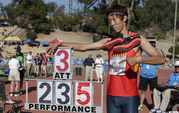 2015年4月20日报道，美国当地时间18日，中国选手张国伟在美国摩圣安东尼奥学院接力赛中以2米35的成绩获得男子跳高项目的冠军，刷新了自己的个人最好成绩。同时这也是中国跳高选手在近30年来跳出的最好成绩。