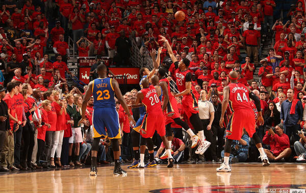 凤凰体育讯 北京时间4月24日，NBA季后赛继续进行，勇士队在末节一度落后20分的情况下，依靠库里的大心脏三分将比赛拖入加时。加时赛中，浓眉哥失掉关键上篮，最终导致鹈鹕119-123再度饮恨。图为库里常规时间还剩2.8秒投中扳平三分。