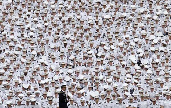 当地时间2014年5月28日，美国纽约，总统奥巴马出席西点军校毕业典礼并发表演讲，称美国打算成为未来100年内的世界领袖，兴奋的毕业学员们在典礼上抛帽子欢庆。 