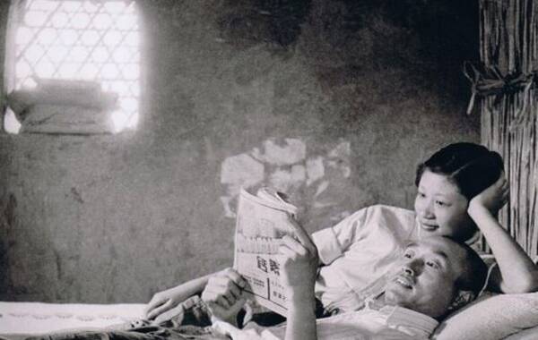 2010年第一期《中国摄影》杂志的封面上，有张爱萍将军和其妻子李又兰的一张自拍照。画面中，将军横卧床上，手拿杂志，气定神闲，其妻亲密地依偎在身旁，下巴抵着他的额头，和他合看着杂志，面露甜蜜的微笑。（来源：周末）
