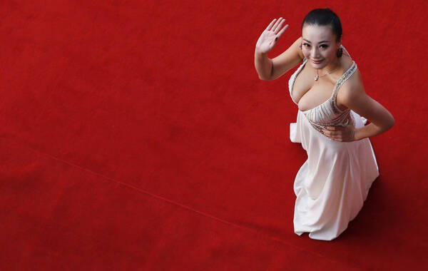 2013年9月28日，湖北武汉，王李丹妮现身金鸡百花电影节闭幕红毯。
