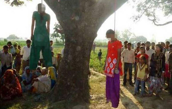 据印度媒体5月28日报道，印度再次发生骇人听闻的强奸案，一对表姐妹遭多名歹徒轮奸杀害。更令人气愤的是，歹徒竟然将2个女孩的尸体吊在树上。
