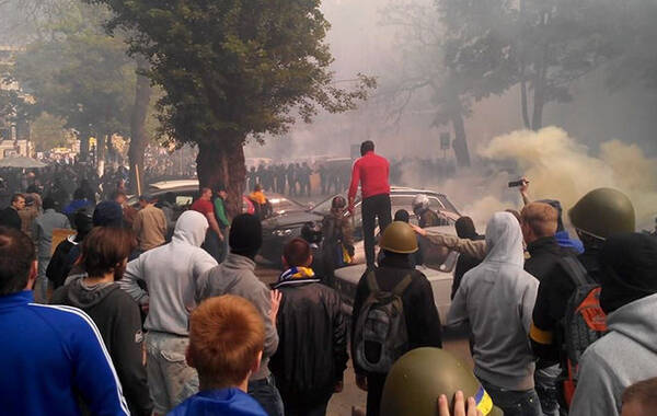 乌克兰南部黑海沿岸城市敖德萨5月2日发生亲政府与反政府两派民众冲突，导致43人死亡。据乌克兰媒体报道，当地时间2日下午，数千名亲政府民众和“黑海人”足球俱乐部的球迷在敖德萨市内举行支持乌克兰统一的游行。数百名支持联邦制的反政府民众对游行队伍进行干扰和挑衅，于是双方发生冲突。冲突双方使用了棍棒和枪支，造成人员伤亡。图为现场。