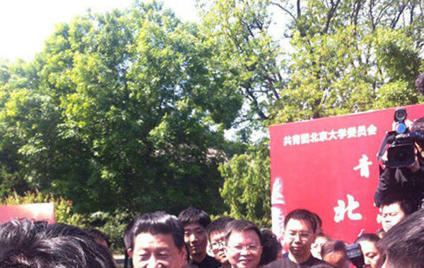 据法制晚报5月4日报道，近平来到北京大学静园草坪，同学们朗诵了《沁园春·长沙》这首诗歌。来自北大元培学院的姜江说，很多同学纷纷围上前，主动跟习主席握手的同学还激动地说，